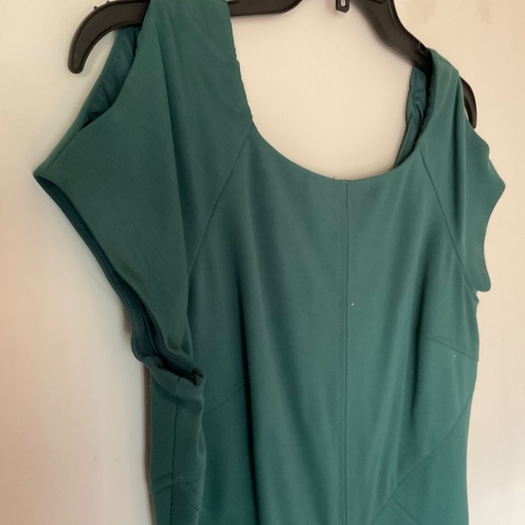 NWT Antonio Melani Green Dress with Unique Cut - Picture 3 of 9